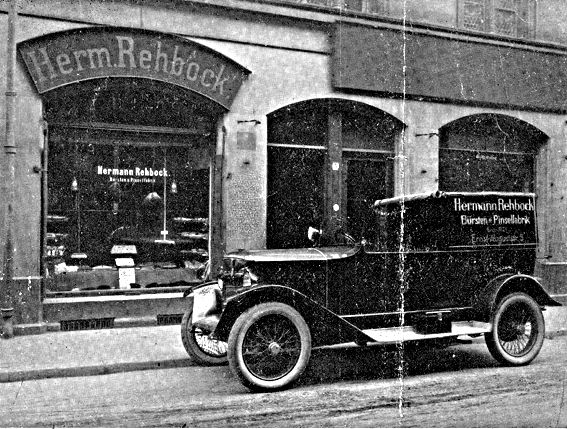 Historisches Fabrikgebäude und Lieferwagen der Rehbock Bürstenfabrik in Hannover Historisches Fabrikgebäude der Rehbock Bürstenfabrik in Hannover mit parkendem Lieferwagen vor dem Gebäude