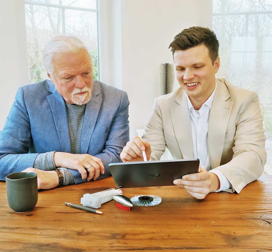 Familiengeführt in vierter Generation – Beratung zu technischen Bürstenlösungen am Tablet Ulrich und Frederik Ammenn besprechen technische Bürstenlösungen gemeinsam am Tablet – Symbol für den Generationswechsel in der Rehbock Bürstenfabrik.