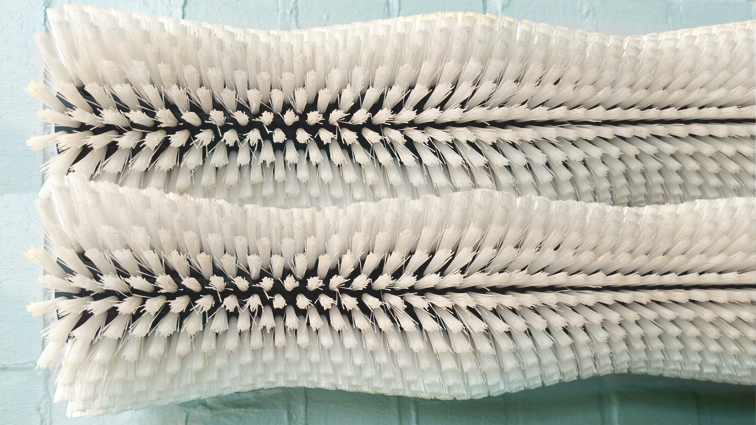 Walzenbürsten aus Kunststoff für technische Anwendungen Präzise gefertigte Walzenbürsten aus Kunststoff für industrielle Fertigung in der Rehbock Bürstenfabrik.